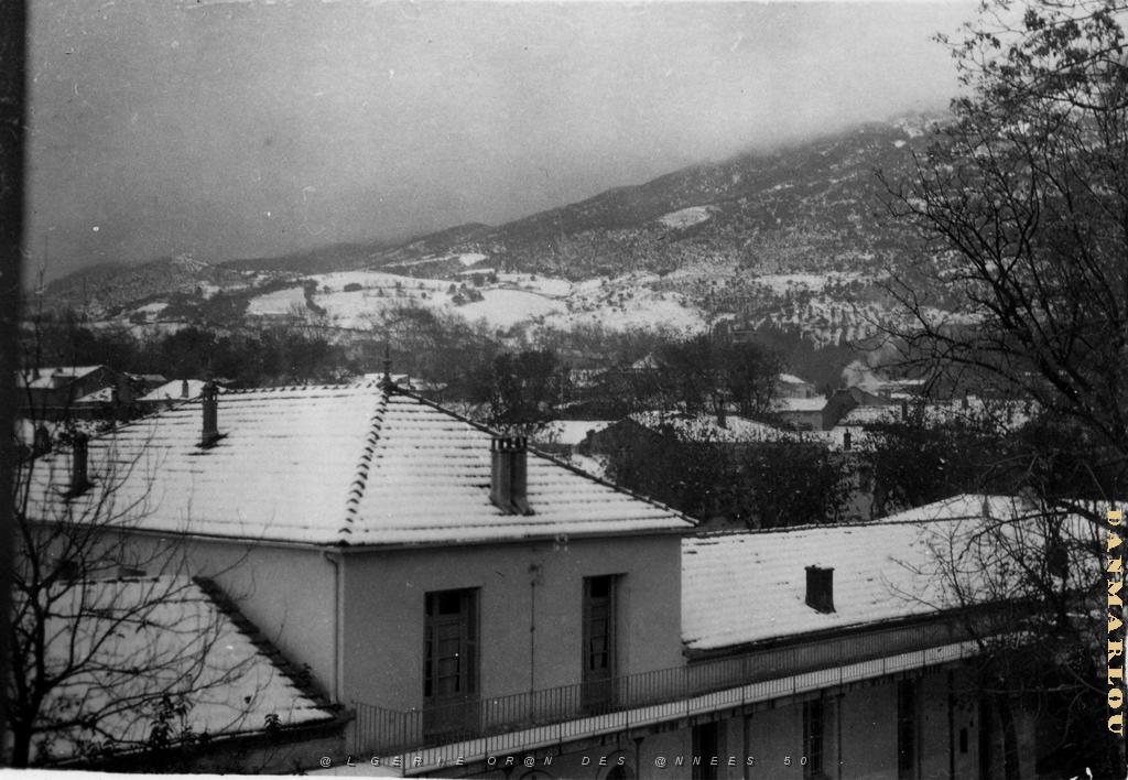 MILIANA 1938 ECOLE PRIMAIRE ET LE ZACCAR.JPG